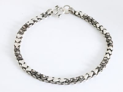 Fijne bewerkte zilveren armband met hartjes - lengte 18 cm