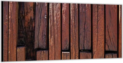 Dibond –Houten Pilaren Muur– 200x100 Foto op Aluminium (Wanddecoratie van metaal)