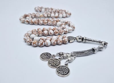 Handgemaakte tesbih "Tasbih" natuursteen "Wit howliet gesponnen goud" - Aantal kralen 99 - Diameter kralen 8MM - met metaal tassel "Qul aeuidh biallah" - Een mooi cadeau-idee
