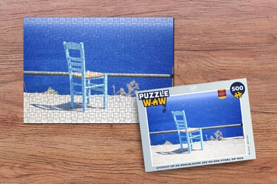 Puzzel Uitzicht op de knalblauwe zee en een stoel op Kos - Legpuzzel - Puzzel 500 stukjes