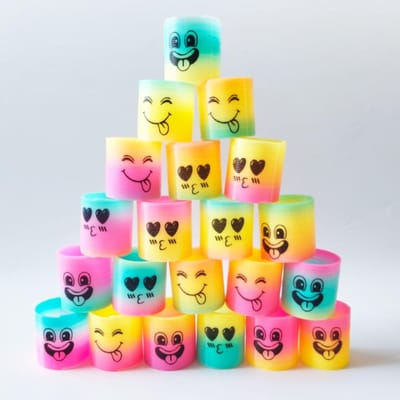 Syncfun 5 stuks/10 stuks/20 stuks Spring Rainbow Party, Mini Plastic Spiraalveer Speelgoed, Fidget Druk Spiraal Mini Veer Bulk Speelgoed, Feestcadeaus 10pcs (random Style)