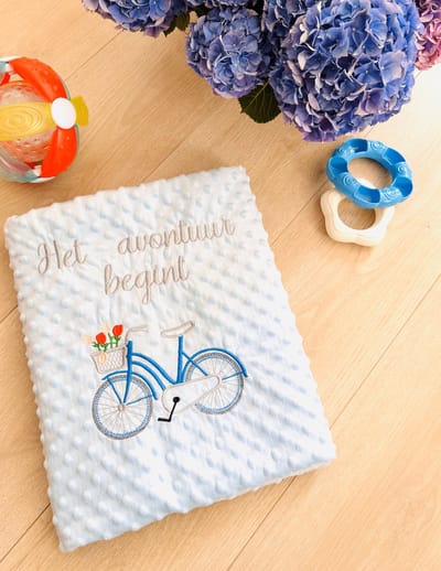Gepersonaliseerde blauwe babydeken met een fiets en een geborduurde toewijding/Personalized blue baby blanket with a bicycle and dedication embroidered 95 x120 cm