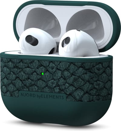 Njord byELEMENTS Geschikt voor Apple AirPods 3 Hoesje / Apple AirPods 3 Case - Zalm leer - Draadloos laden - Beschermt tegen krassen en stoten - Duurzaam materiaal - Groen