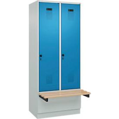 C+P Evolo Plus garderobekast, 2 vakken van elk 400 mm breed, sokkel, zwevende bank, B 800 x D 815 x H 1950 mm, draaigrendel, lichtgrijs/lichtblauw
