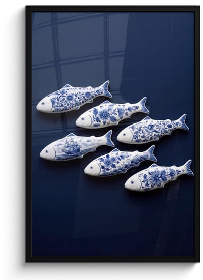 Poster in lijst - Fotolijst 60x90 cm - Posters - Vissen - Delfts - Blauw - Keramiek - Posterlijst zwart - Decoratie - Wanddecoratie woonkamer - Muurdecoratie slaapkamer