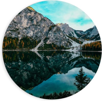 Dibond Wandcirkel - Weerspiegelend Water bij Bergen - 90x90cm Foto op Aluminium Wandcirkel (met ophangsysteem)