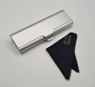 Aluminium KLEINE brillenkoker met doekje, ZEER COMPACTE harde slijtvaste praktische brillendoos van hoge kwaliteit / zilveren metalen koker / brillenkoker en microvezeldoekje/ geweldig cadeau / boîte / Aland optiek / hard case / brillenetui