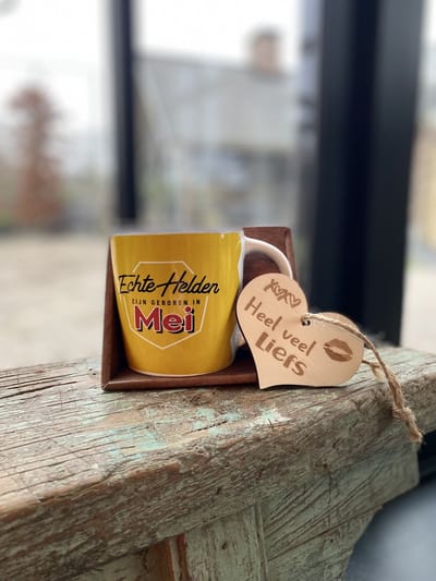 Creaties van Hier - Mok Met Houten Hartje - Koffietas - Mei - Verjaardag - Porselein