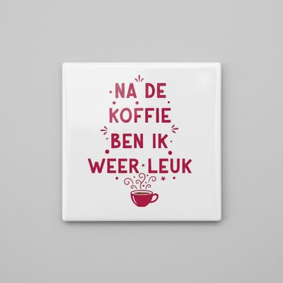 Na De Koffie Ben Ik Weer Leuk Tegel – Grappige Koffie Tekst Wanddecoratie – Keramische Tegel 15 × 15 cm