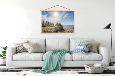 Posterhanger incl. Poster 150x100 cm - Schoolplaat - Zon - Wolken - Strand - Textielposter - Blanke latten