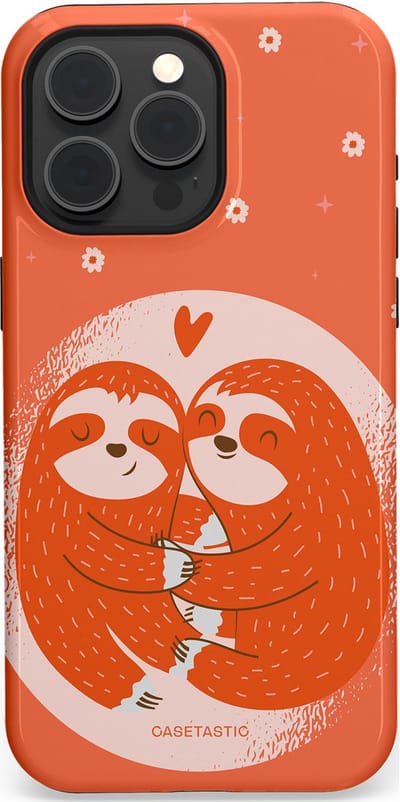 Casetastic Hoesje Geschikt voor Apple iPhone 15 Pro Max Magsafe - Stijlvolle Beschermende Duo-layer Case - Oranje Pastel Roze Liefdes Koppel Luiaard