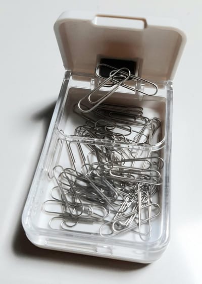 magnetische paperclip bewaardoos - wit rechthoek - papercliphouder magneet - magnetisch paperclipdoosje 9,5 x 6 cm - 50 paperclips rvs - transparant -