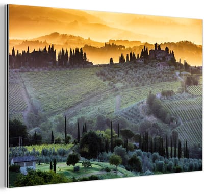 Aluminium schilderij 180x120 cm - Wanddecoratie metaal - Mist boven het ommuurde San Gimignano in Italië bij zonsopgang - Metalen muurdecoratie woonkamer - Decoratie industrieel - Foto op dibond - Industriële accessoires slaapkamer