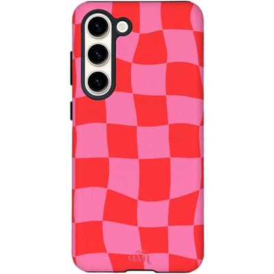 xoxo Wildhearts Drunk In Love - Hoesje geschikt voor Samsung Galaxy S24 Plus - Siliconen hoesje met dubbele beschermlaag - Luxe case - Stevige backcover - Golvend blokjes patroon - Golven print - Roze / Rood