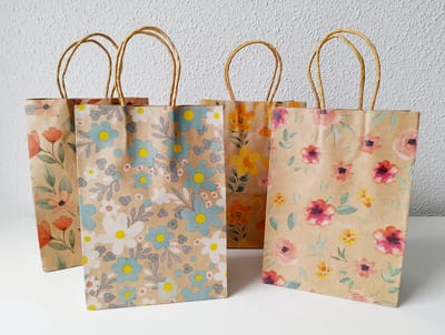 Geschenktas bloemen - kraft papier - tasjes - 4 stuks - cadeau verpakking - 15 x 21 cm