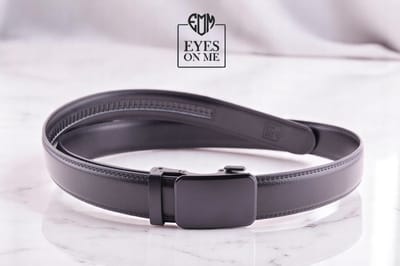 Zwarte lederen riem zonder gaatjes met automatische gesp voor heren ( model L113 )