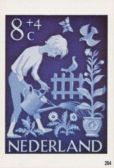Briefkaart met afbeelding Jongen begiet bloemen postzegel