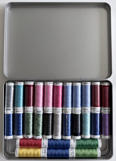 Amann Mettler Polysheen Multi 200 meter Borduurgaren voordeelset - 28 stuks x 200 meter - Mettler - Polysheen - machineborduurgaren