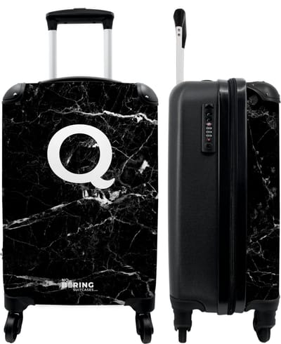 NoBoringSuitcases.com - Zwarte marmer koffer met letter Q - Past binnen 55x40x20 cm en 55x35x25 cm - Trolley handbagage initialen zwart - Valiezen met wieltjes volwassenen - Reiskoffer op wielen - Rolkoffer lichtgewicht - Cadeau voor man en vrouw