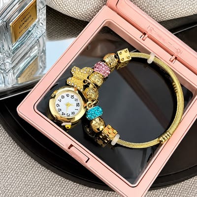 Selevie Bedelarmband met Horloge – Goudkleurig met Vlinder, Roze en Turquoise Strass Kralen en Luxe Bedels