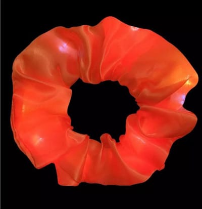 Akyol - LED scrunchie oranje – lichtgevend - haarband - halloween haarband Haarelastiek-halloween - neon oranje - neon haar elastiek - haar elastiek oranje - Haaraccessoires - crunch elastiek - oranje - foute feest - halloween feest