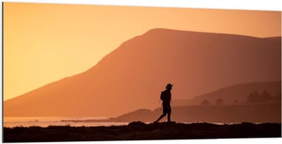 Dibond - Silhouet van Bergwandelaar - 200x100cm Foto op Aluminium (Met Ophangsysteem)