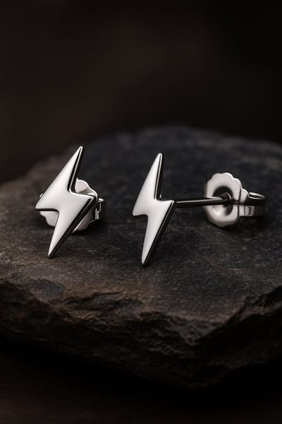 Lundholm Oorstekers Dames Zilverkleurig Bliksemschicht - Premium Stainless Steel - Massieve Bliksem Oorbellen (1 cm) - Modern & Stijlvol - Luxe Geschenkverpakking