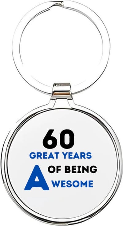 Akyol - 60 great years of being awesome Sleutelhanger - Verjaardag - jarigen - jarig - jarige - 60 jaar - verjaardagscadeau - cadeau voor een jarige - feest - cadeau - cadeautje - verjaardagscadeautje - 4 x 7,5 CM