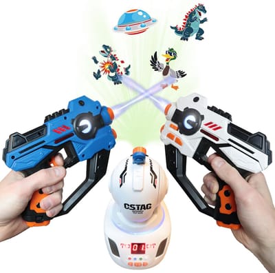 KidsTag lasergame set - 2 Space laserguns + 1 projector - Buiten lasergamen met de twee laserguns - Binnen een lasergame spel spelen met de projector