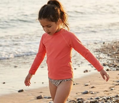 Ducksday - UV-Zwemshirt voor baby - UV-werend UPF50+ - Rashguard met Lange mouwen - unisex - Koraalrood effen - maat 1 jaar - 74/80