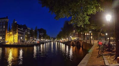 Fotobehang Amsterdams gracht by night 450 x 260 cm - € 295,--