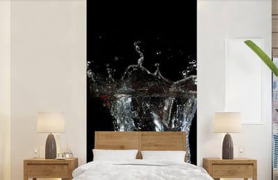 Behang - Fotobehang Aardbeien - Fruit - Water - Zwart - Rood - Breedte 120 cm x hoogte 240 cm