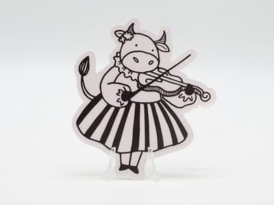 Koe Violist Sticker - Dieren in het Dagelijks Leven | Vera's Arts & Dice | Schattige Stickers - Handgemaakte Stickers - Journaling - Bullet Journal - Scrapbooking - Leuke Stickers - Laptop Sticker - Telefoon Sticker