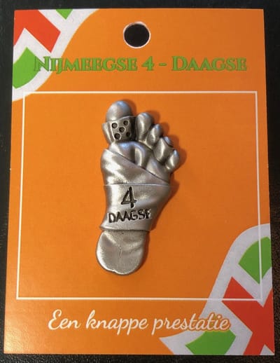 Nijmeegse Vierdaagse Jaarspeld - Beschermengel Wandelaars Pin – Gepleisterde voet speldje - Handwerk - Massief Tin - Uniek cadeau voor Vierdaags lopers!