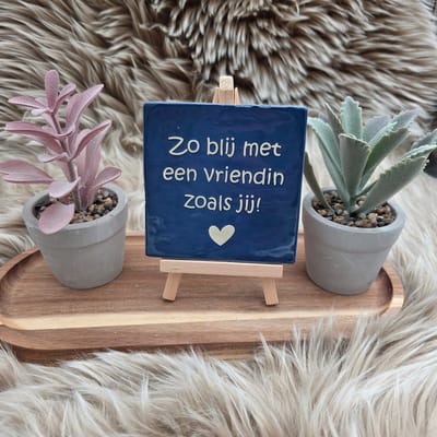Robuust wenstegeltje – Zo Blij met een vriendin zoals Jij – Robuust 10x10 cm – Spreuktegel – Cadeau voor vriendin – Trendy nu – Zomaar – Vriendschap – Decoratief Tegeltje met Standaard – Cadeau Idee