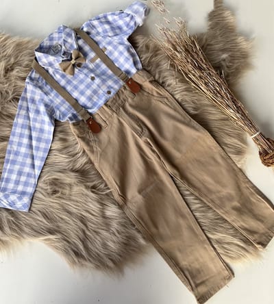 luxe vierdelige katoenen set-4 delig kinderpak- wit blauw geruit overhemd, verstelbare bretels en vlinderdas- kostuumbroek (beige), feestoutfit-bruiloft-fotoshoot-verjaardag- 1 jaar