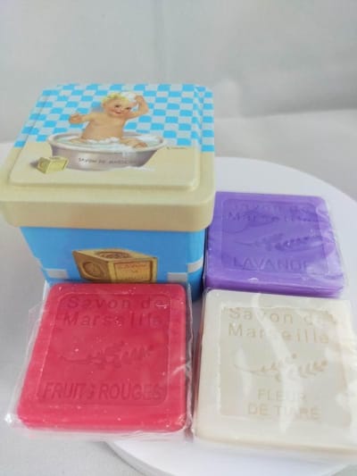 Metalen zeepblik vierkant met opdruk Bébé bleu met 3 gastenzeepjes - Vintage voorraadblik - Franse handzeep - Marseille zeep Marseillezeep