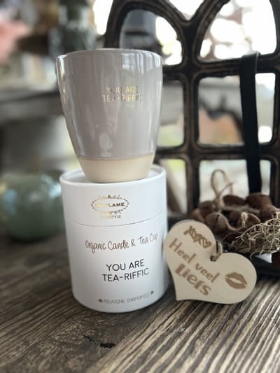Creaties van Hier – Geurkaars in theemok You are Tea-Riffic met houten hartje – 10 cm – Relaxing Chamomile