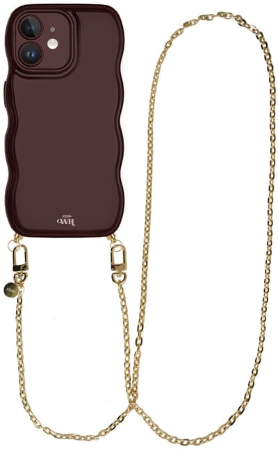 xoxo Wildhearts Glossy Wavy Cord Case Burgundy - Geschikt voor iPhone 11 - Dreamy - Lang koord - Glimmend telefoonhoesje met golven - Hoesje met koord - Gouden ketting - lang telefoonkoord - Bordeaux rood hoesje - Lange variant koord