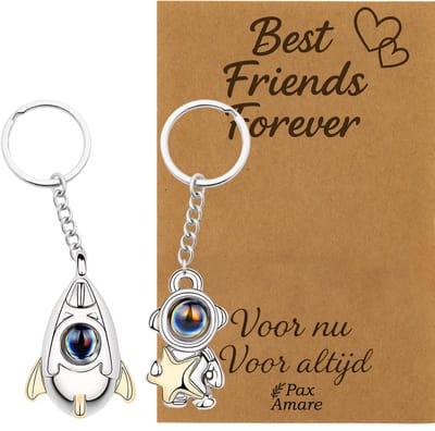 BFF Sleutelhanger voor 2 'Best Friends Forever' - Astronaut + Ruimteschip met ILY IN 100 TALEN - Sleutelhangers op Cadeau Kaartje - Zilverkleurig - Vriendschap Symbool - Pax Amare