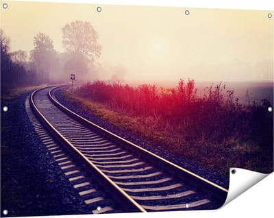 Gards Tuinposter Spoorweg Rails tijdens de Herfst met Mist - 120x80 cm - Tuindoek - Tuindecoratie - Wanddecoratie buiten - Tuinschilderij