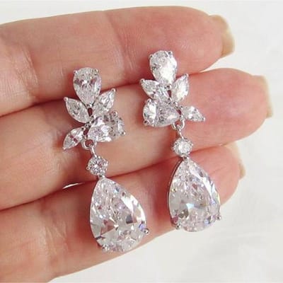 Huitan Transparante Zirkonia Hangende Oorbellen Dames voor Verloving Bruiloft Sierlijke Dames Oorbellen Feest Mode Sieraden brown