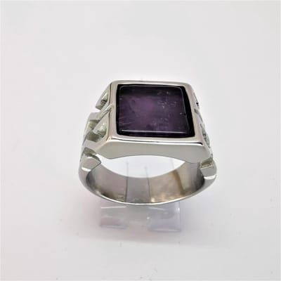 Edelstaal vierkante heren zegelring met echte Amethist edelsteen en mooie bewerkt glanzend zijkant bieden de geweldige touch sensatie en ziet er cool en charmant uit. In maat 22, deze heren ring geeft cool en charmant uiterlijk om je vinger.