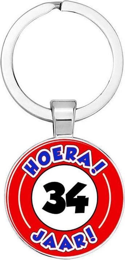 Akyol - Hoera 34 jaar Sleutelhanger - Verjaardag - Jarige job - Leuke kado voor iemand die bijna jarig is - 2,5 x 2,5 CM