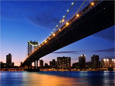 Fotobehang - Manhattan Bridge 's avonds verlicht.