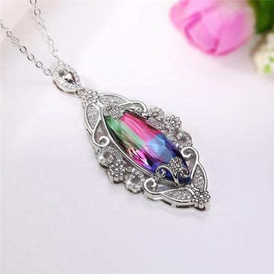 Huitan Magnifique Collier pour Femme Avec Motif Ajouré Brilliant Cz Fête d'Anniversaire Collier de Dame Joli Cadeau Bijoux Tendance 42cm 5cm