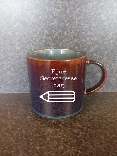 koffiemok - theemok - Secretaresse dag - secretaresse - uniek cadeau - origineel - harde werker - cadeau van aardewerk - gravering - zandstralen - verras je collega
