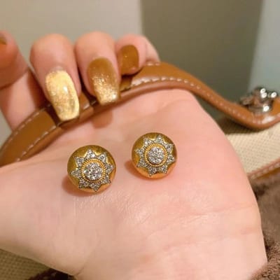 Retro paleisstijl diamant ingelegde zonnebloem oorstekers ronde geborstelde oorbellen voor vrouwen hoogwaardige exquise mode sieraden brown