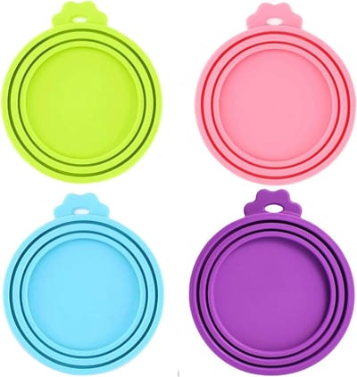 Daity Set van 4 deksels voor dierenvoerblikken plus 1 lepel, kleine siliconen deksels voor dierenvoerblikken, 10 cm x 9 cm, geschikt voor blikken met een opening van 6,5 cm, 7,5 cm en 8,5 cm (verkrijgbaar in meerdere kleuren).