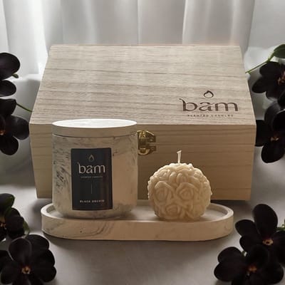 BAM Kaarsen Black Orchid Geschenkset – Geurkaars 140 g met Houten Lont – Handgemaakte Rozenkaars en Zwart Gemarmerd Ovaal Schaaltje